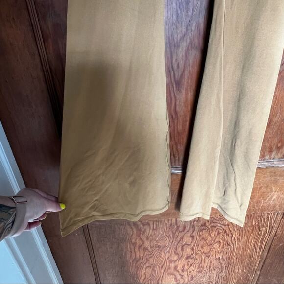 NWT Aerie Offline Real Me Crossover Flare Leggings Gold‎ Medium - Picture 4 of 9